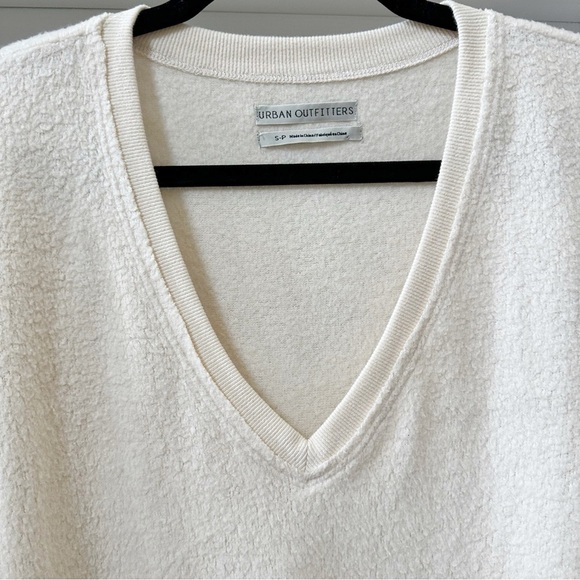 Urban Outfitters UO Lillu V-Neck Pullover Top Cozy Sweater Oversize Cream Small - Picture 3 of 10